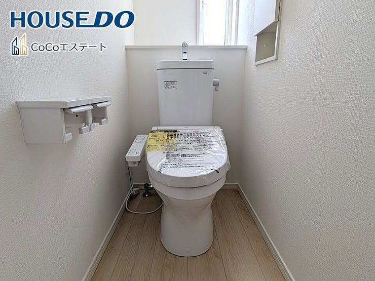 □■トイレ■□
温水洗浄便座付きトイレ♪
冬場や冷え込む時期にもお尻を温かく快適に保ちます。
また、汚れにくく掃除しやすい設備です。