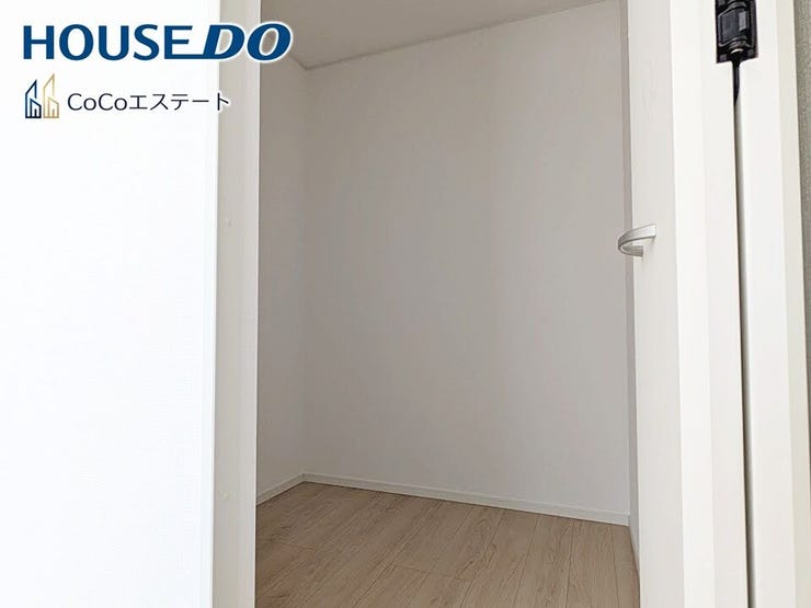 □■収納■□
ウォークインクローゼット♪
普段使いのお洋服や小物はもちろん、シーズンオフのものまでしっかり収納できる頼もしいスペースです。