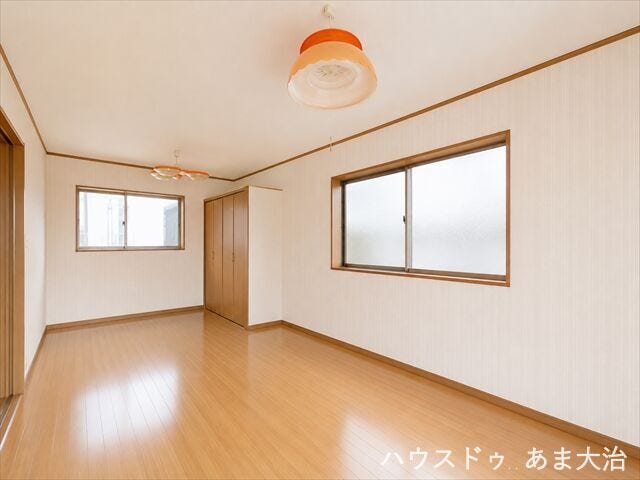 2階東洋室は東北の二面採光◎朝から明るい空間♪主寝室にもぴったりです。
※この画像は一部加工を行っております。