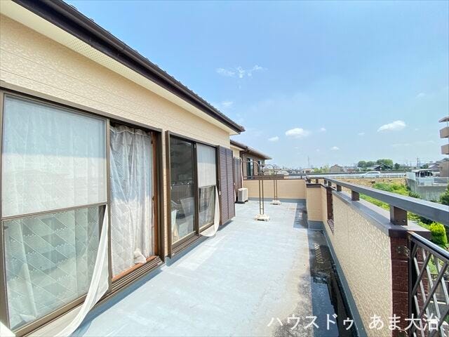 3部屋から出入りが可能なバルコニーではテーブルや椅子を設置してカフェスペースとしてご利用いただくこともできそうですね。
※この画像は一部加工を行っております。