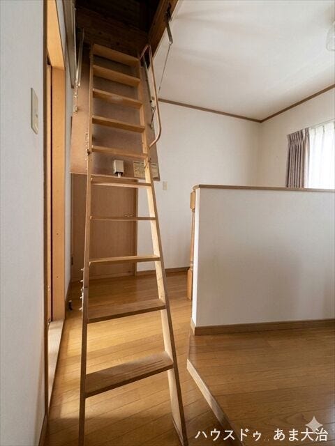 屋根裏収納付きの邸宅。約4帖ほどの広さがあり、季節飾り等の収納場などにも活躍してくれそうですね。
※この画像は一部加工を行っております。