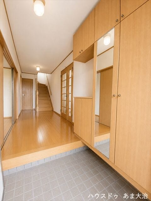 全身鏡付きの下駄箱で、お出かけ前の身だしなみチェックが可能◎足元に空間のある玄関収納で玄関ホール内の圧迫感を軽減。
※この画像は一部加工を行っております。