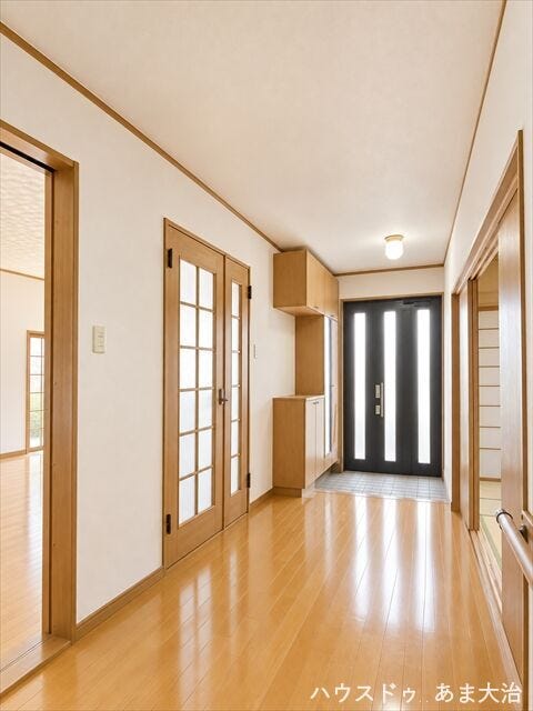 廊下ホールはとっても広く、開放感のある造りです。
※この画像は一部加工を行っております。