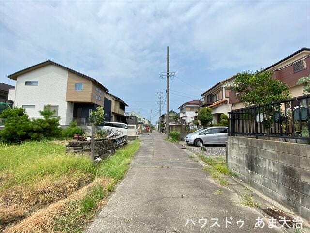前面道路です。車がすれ違うには厳しい道幅ですが、車はスピードを抑えて走行するので、お子様にも安全な道幅となっています。