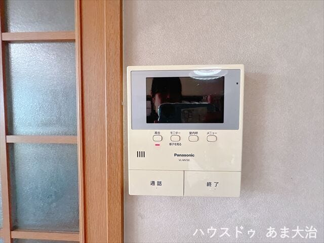 相手の顔をチェックできるモニター付きインターホン。