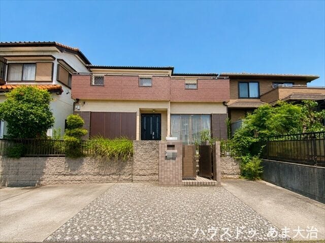 間口にゆとりのある駐車場で愛車の保有も安心ですね。