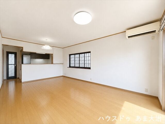 南向きの広々LDK。大きな南窓からは採光と採風を期待できそう◎リビングスペースとダイニングスペースを分けてご利用いただけるゆとりのある空間。
※この画像は一部加工を行っております。