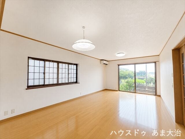 東窓は出窓となっていて、お部屋がより広く見えそうですね。
窓台に、花や写真などを並べて可愛く飾ることができそうです。
※この画像は一部加工を行っております。