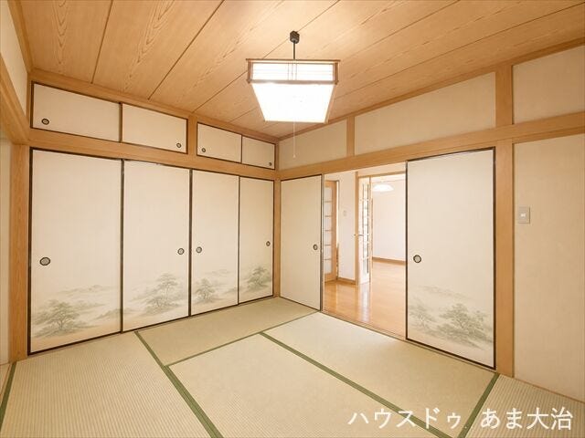 大きな押し入れのある造りで、寝具等の収納も安心。季節家電等の収納場としてもご利用いただけそうですね。
※この画像は一部加工を行っております。