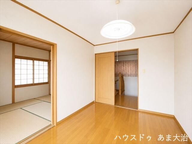 2階真ん中の洋室です。各居室からバルコニーへ出入りが可能。和室との仕切り扉を開け放ってご利用いただくことで、とっても広いお部屋となります。
※この画像は一部加工を行っております。