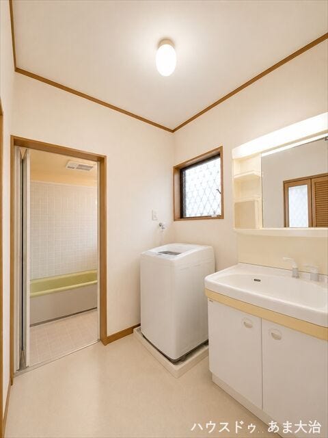 洗濯機を配置してもゆとりのある洗面所、北に位置する場に設けられていて、一日を通して安定した明るさを確保できそうです。
※この画像は一部加工を行っております。