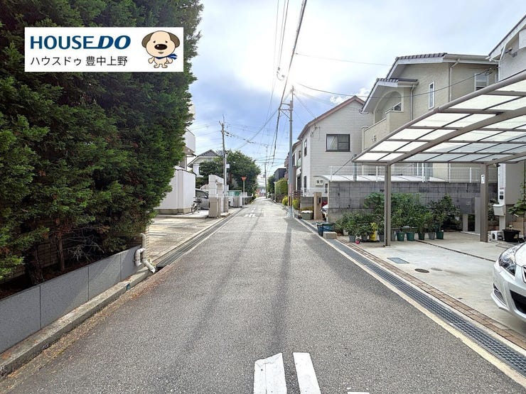 幹線道路まで約1分で出られる好立地!
周辺は高い建物もなく開放的で交通量も少なくお車の出し入れも楽々♪