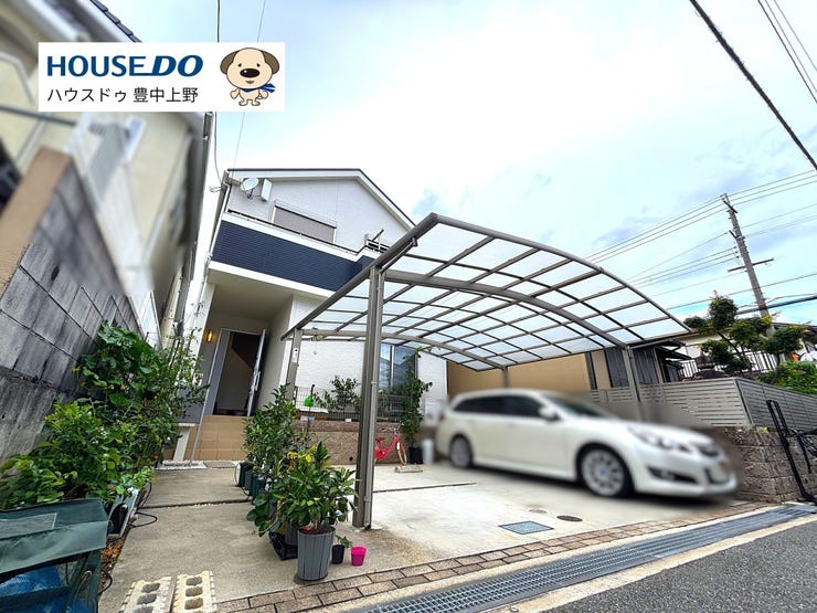 並列2台駐車可能なカーポート付きのゆとりあるお住まい!前面道路は交通量も少なく小さなお子様のいるご家庭でも安心の立地です♪