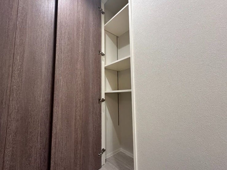 洗面室にある収納です。リネン類の収納場所として便利です