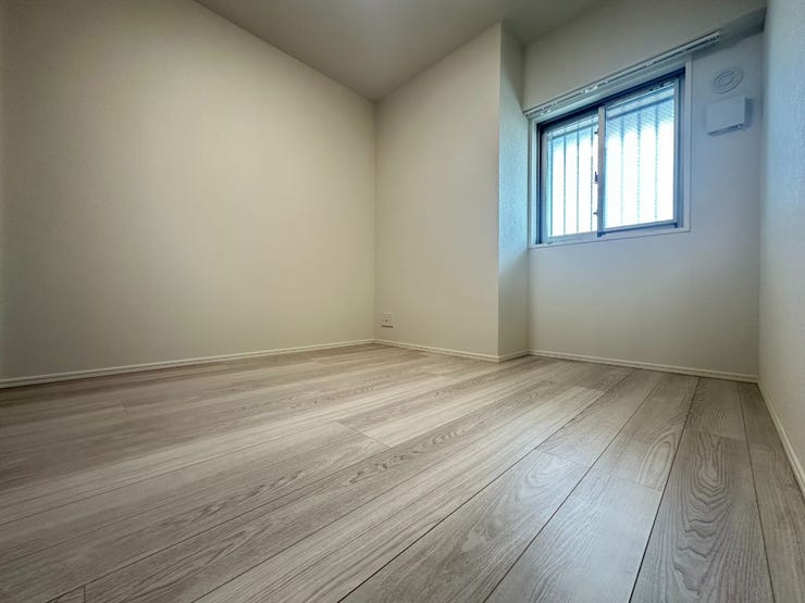 もう一つの5畳の洋室です