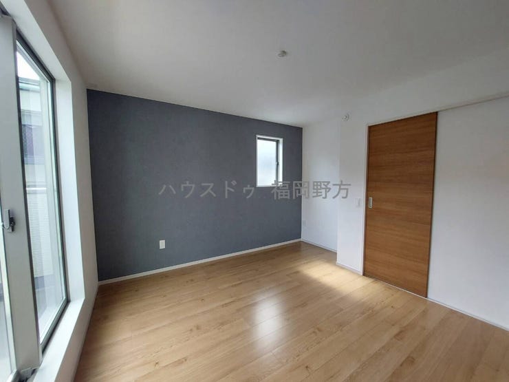 アクセントクロスでおしゃれな居室♪7帖もある広いお部屋からバルコニーに繋がります♪