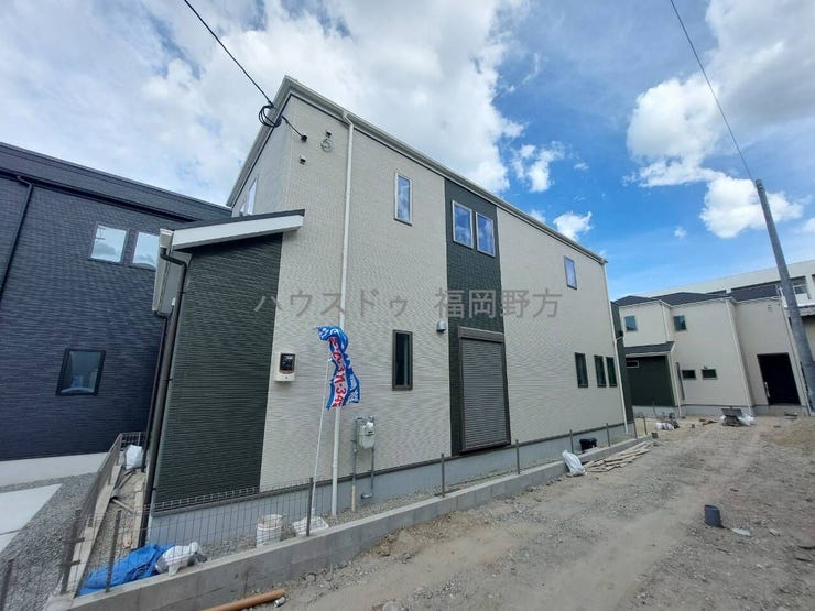 【外観】
次郎丸駅徒歩10分圏内♪カウンターキッチン♪トイレ2か所♪
スタイリッシュな外観の2階建てのおうち♪