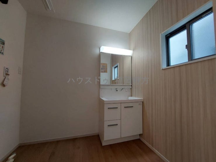 洗面所も窮屈さがなく、窓付きだから、じめじめ湿度や熱気対策も万全♪