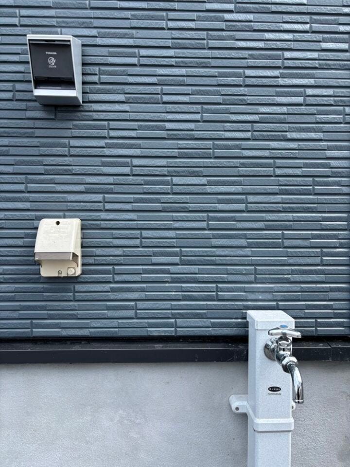 同じ施工会社が施工した別物件の外部水栓写真です。実際の物件とは間取りや内装、設備、色柄などが異なる場合があります。