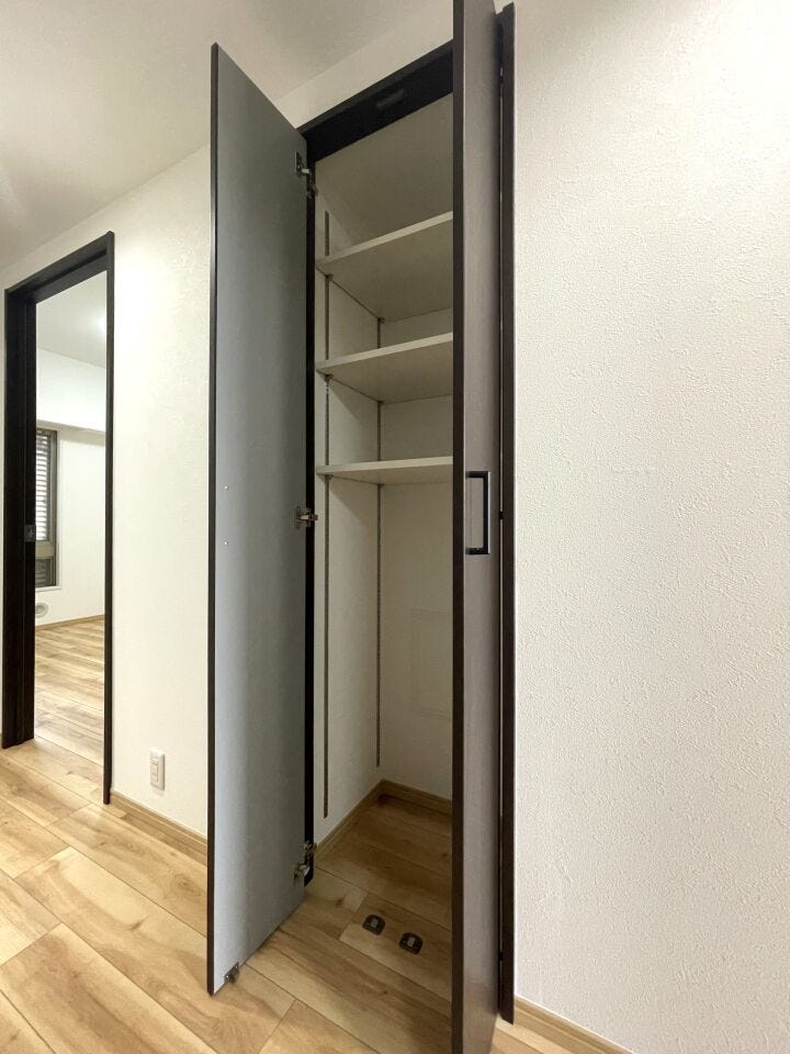 ◇収納◇
誰もが通る所にあるご家族全員の収納スペースです。文具やDIY工具といった生活道具、日用品の買い置き、新聞・雑誌など古紙の一時置き、掃除用品などを収納していただけます。