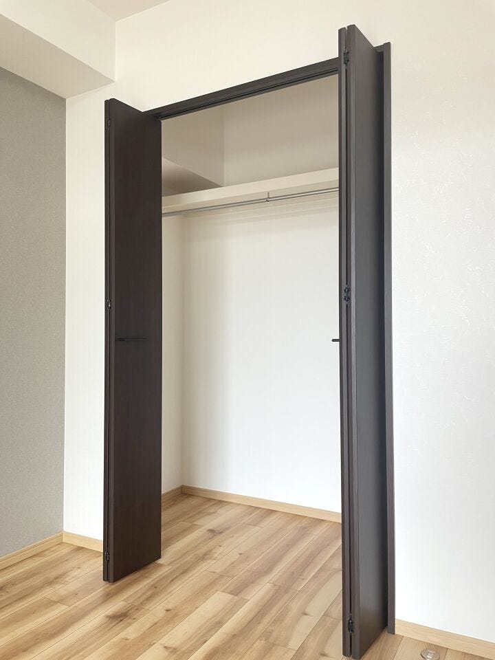 ◇クローゼット◇
クローゼットには枕棚とハンガーパイプを設置。外套や大切なお洋服は傷まないよう、そのままかけて収納。お出かけの小物も枕棚ですっきり片付きます。