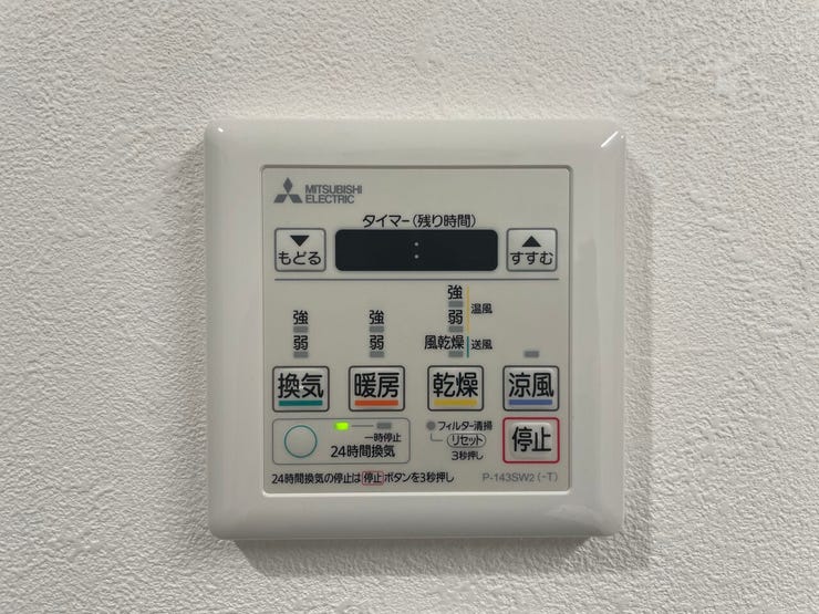 ◇浴室換気乾燥暖房機◇
雨の日が多い時期でも、洗濯物が乾きにくい夜でも、いつでも洗濯機を回すことができます。換気機能もあるので湿気がたまることもなく、浴室のカビを抑えられます。