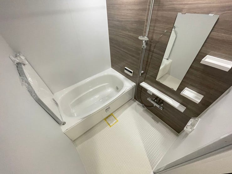 ◇浴室◇
毎日の疲れを癒す場所だからこその、シンプルで落ち着いた空間となっています。浴槽にゆっくりと身を沈め深く瞑想をすれば、また新たな活力が湧いてきます。浴室換気乾燥機付きです。