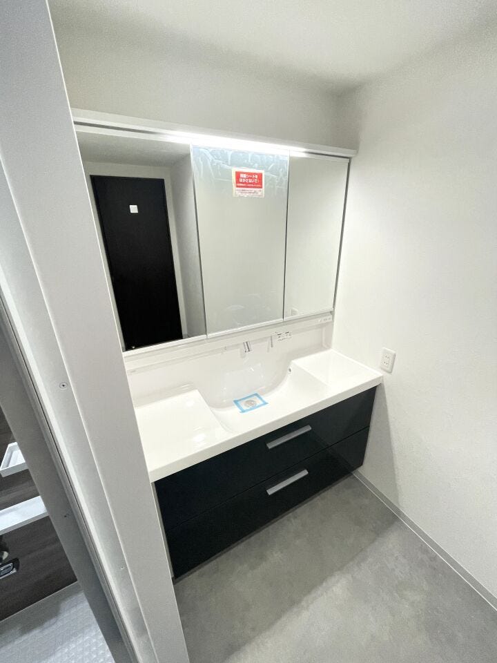 ◇洗面台◇
1坪サイズの洗面室です。キッチンの近くに洗面室~浴室が配置されておりますので、洗濯や片付けがスムーズにでき家事動線良好です。毎日する家事だから効率的でストレスのないものにしたいですね。
