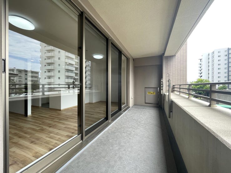 ◇バルコニー◇
南側に面したバルコニーですので1日を通して明るいです。陽の光がたっぷりと降り注ぎますのでお洗濯物もよく乾きそうですね。日中の最も洗濯物干しに適した時間帯を最大限に活用できます。