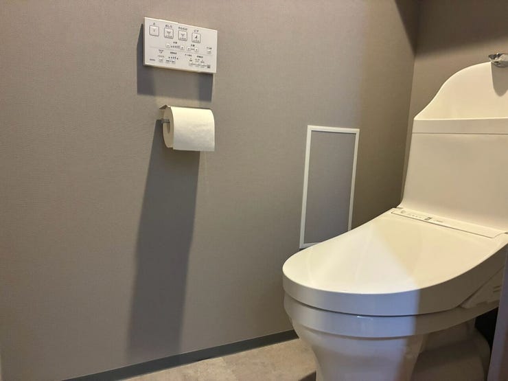 温水洗浄便座のトイレです。
グレーの壁紙が落ち着いた空間を演出します。