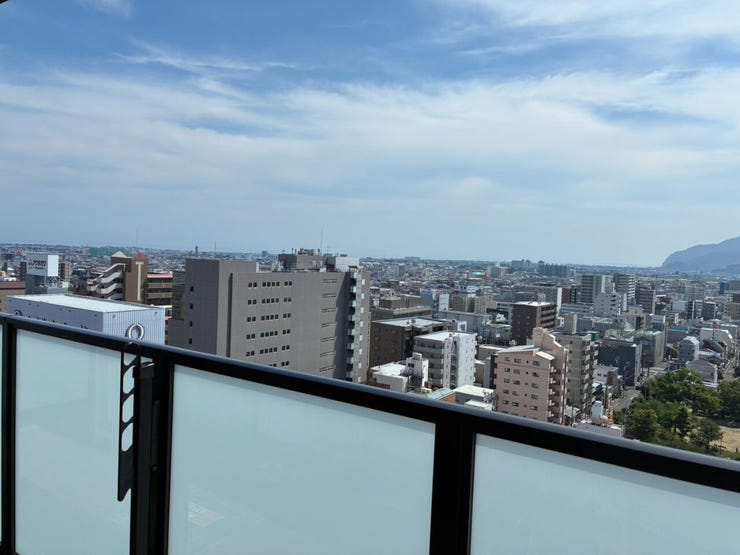 バルコニーからの眺望です。
17階の為静岡市内を一望できます。