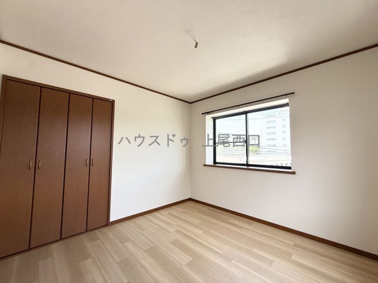 【2階北東側洋室】
6.0帖の洋室となっております。
クロス・フローリングを交換済みとなっております。
また、北東側の洋室の為、落ち着いた採光で寝室や書斎としても使い勝手の良いお部屋となります。