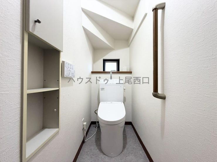 【1階トイレ】
温水洗浄機能等の一般的な機能が備えているトイレとなっております。
手すりや収納スペースも設けている為、使い勝手の良いスペースとなっております。
