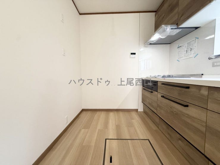 【キッチン】
浄水器付き三口ガスコンロ仕様のクリナップ・ラクエラシリーズを採用。
フローリングと調和する木目調デザインのキッチンとなり、統一感のあるキッチンスペースとなっております。
