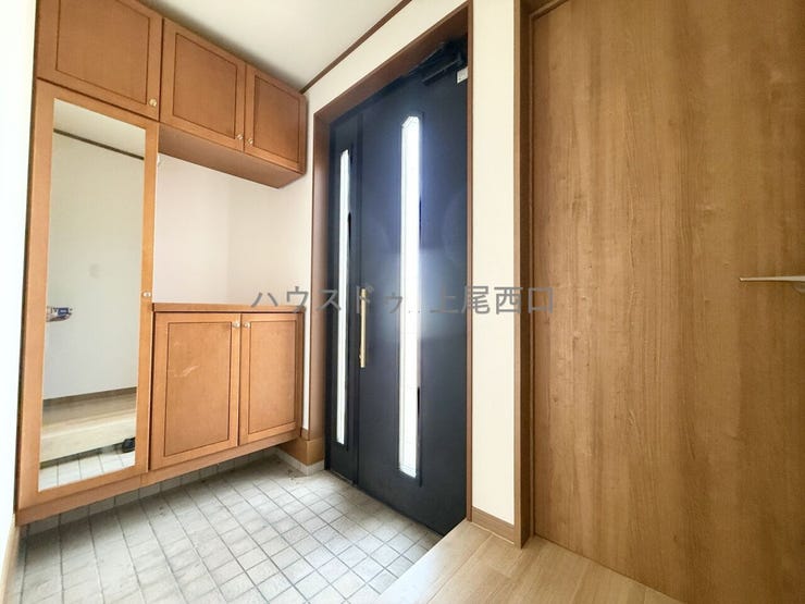 【玄関】
全身鏡付きシューズボックスと採光性の玄関ドアとなっており、機能性と明るさを兼ね備えた玄関となっております。