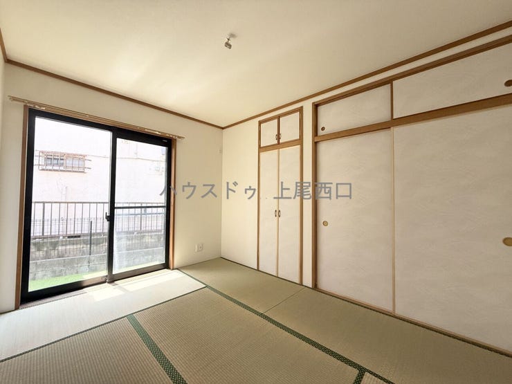 【和室】
クロス張替・畳表替え済みの6.0帖の和室となっております。
リビングと続き間になっており、お子様の遊び場や客間等と用途様々なお部屋となっております。