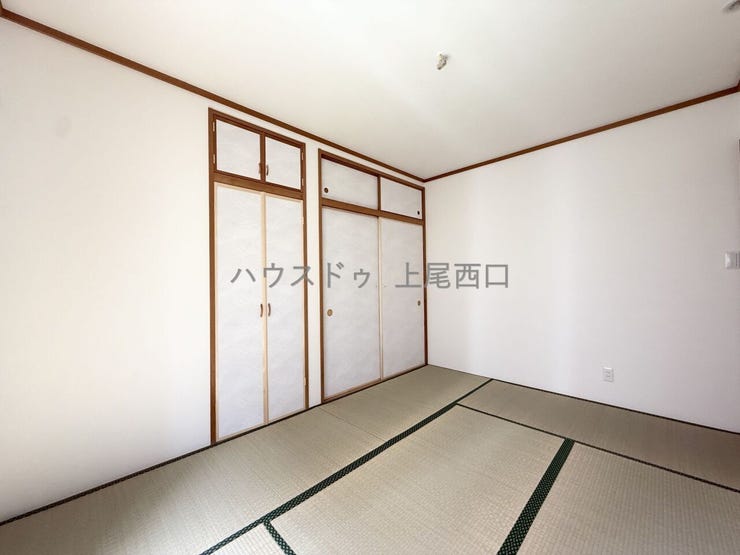 【和室】
クロス張替・畳表替え済みの6.0帖の和室となっております。
リビングと続き間になっており、お子様の遊び場や客間等と用途様々なお部屋となっております。