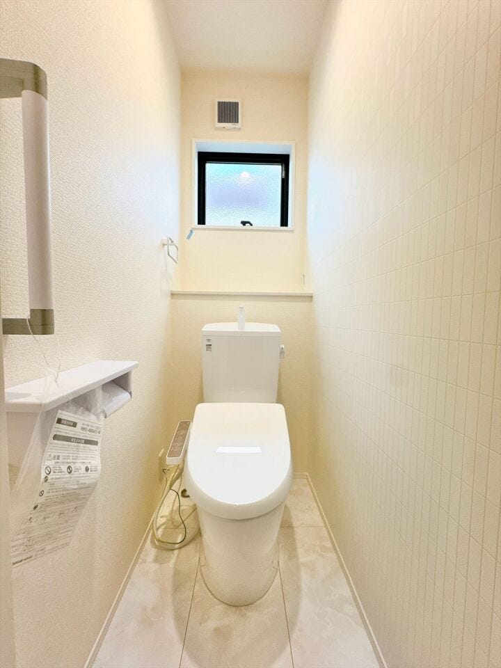 明るくて清潔感のあるトイレスペース。毎日何度も使う場所だからこそ、ホッと落ち着けるインテリアにこだわりました。白を基調とした爽やかな空間が、日々の暮らしの中にさりげない癒やしのひと時をもたらします