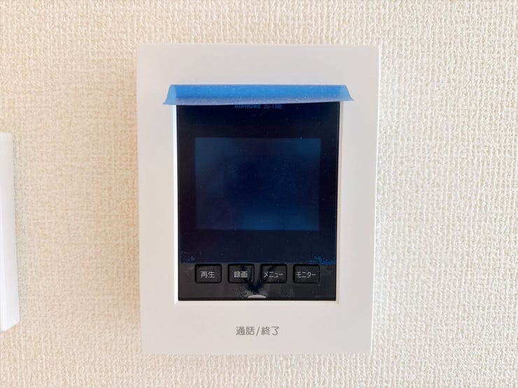 来客時に便利なTVモニター付きインターホン!お子様のお留守番にも安心です♪ 訪問者の顔や様子を室内からしっかり確認してから応対できるため、不審な勧誘や突然の来客にも落ち着いて対応できます。