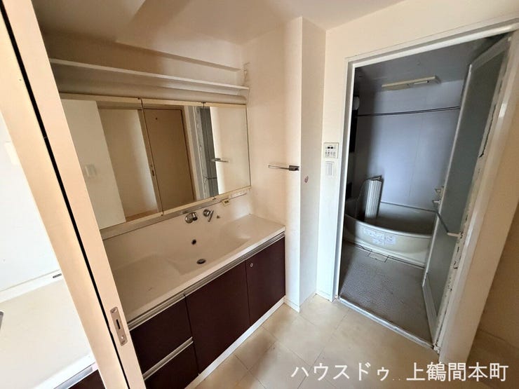 三面鏡付きで、身だしなみのチェックもしやすい仕様♪