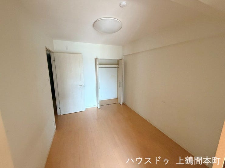 窓から差し込む光が、未来をやさしく照らしてくれる。