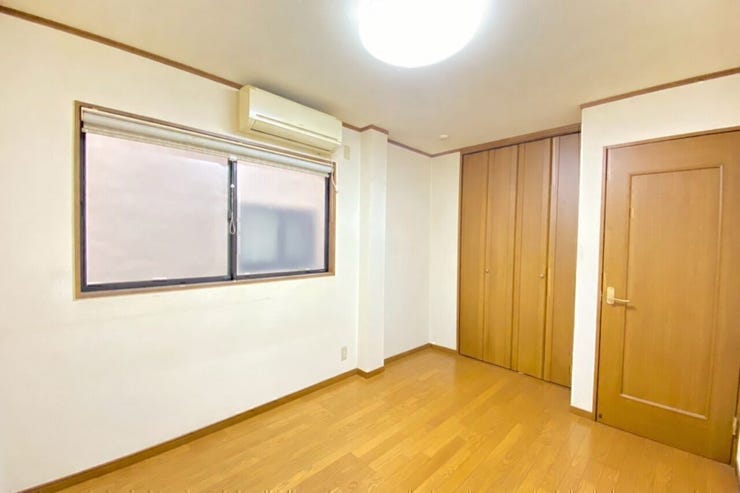 明るい採光とたっぷりの収納♪日常使いしやすい快適な洋室☆
※AIによる家具消し修正を行っています。