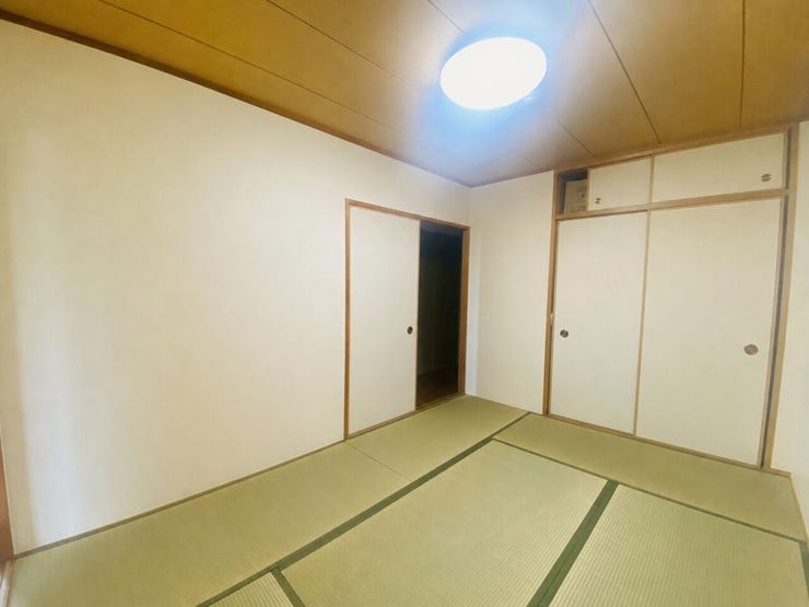 落ち着いた和の趣が漂う一室。畳の心地よさが感じられます♪
※AIによる空室修正をしています。