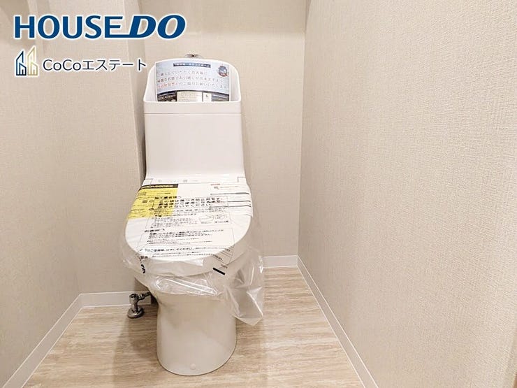 □■トイレ■□
温水洗浄便座付きトイレ♪
冬場や冷え込む時期にもお尻を温かく快適に保ちます。
また、汚れにくく掃除しやすい設備です。