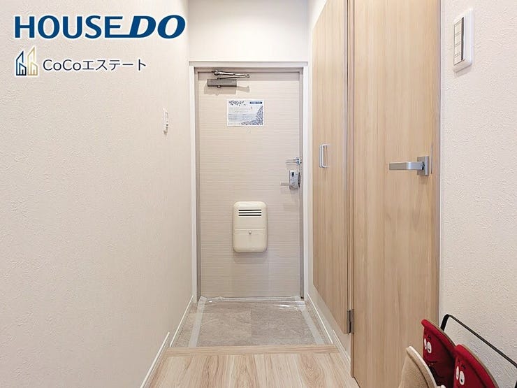 □■玄関■□
いつでもスッキリとした玄関でお出迎え♪
散らかりがちな玄関がスッキリ片付く収納力の高い玄関収納が備え付けられてます。
