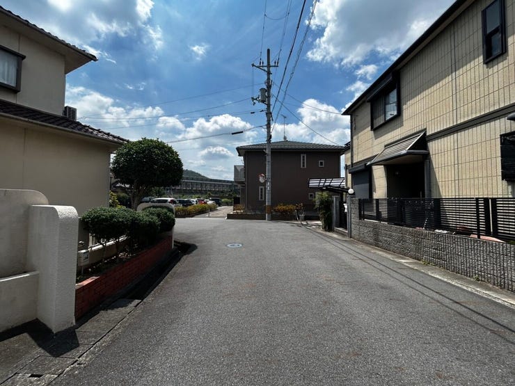 前道道路約6.4mとゆったり♪ベビーカーや車椅子でのご移動もスムーズです。