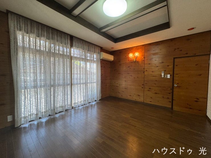 ■□大きな窓からたっぷりの陽光が差し込む、開放感あふれるリビングです□■
