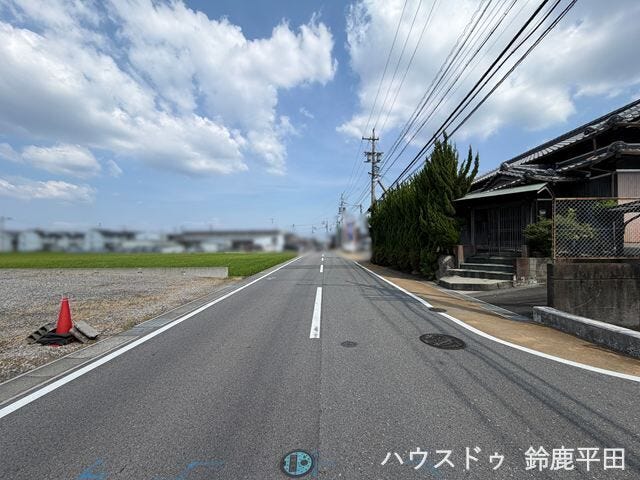 【北側幅員約8.0m前面道路】車通りは比較的多いですが十分な道幅があるので安心して走行することができます。
(2026年8月2日 撮影)