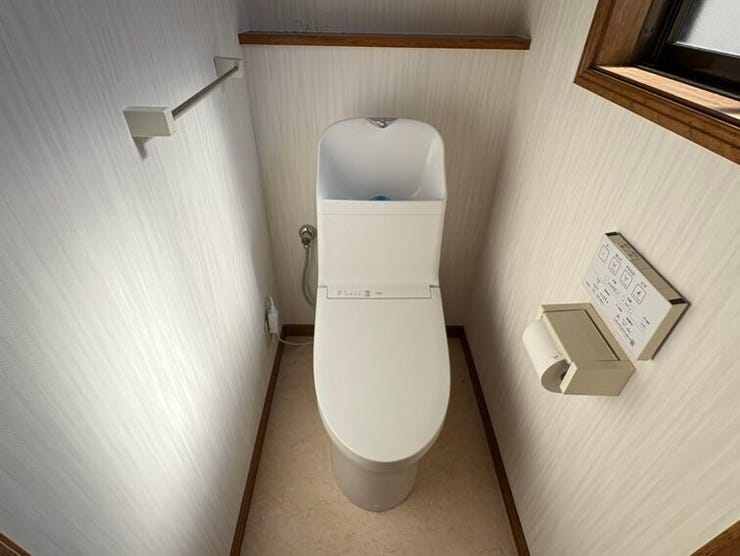 清潔感のある白を基調としたすっきりトイレ空間です!