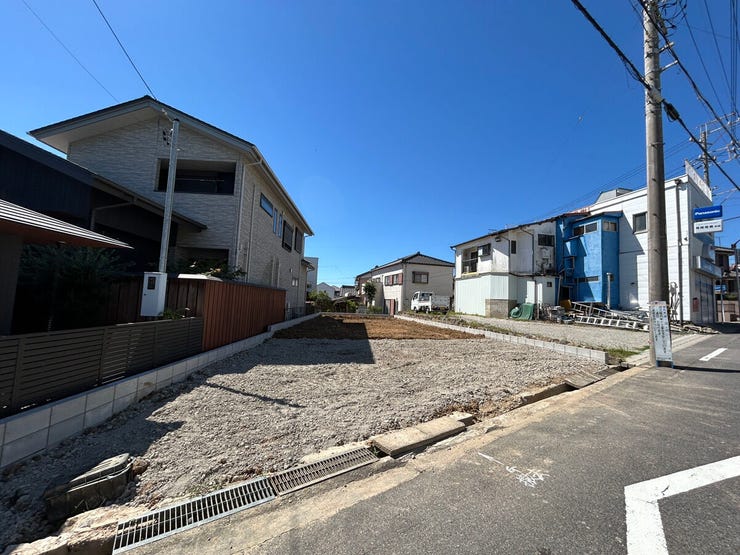 前面道路は幅員にゆとりがあり、お車のすれ違いや駐停車もスムーズに行えます。周囲は静かで落ち着いた街並みが広がっており、小さなお子様がいるご家庭でも安心・快適にお過ごしいただける好立地です。